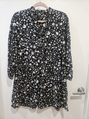 Who What Wear Black and White Floral Ruffle Tunic